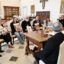 El Papa recibe en el Vaticano a familias de rehenes israelíes.